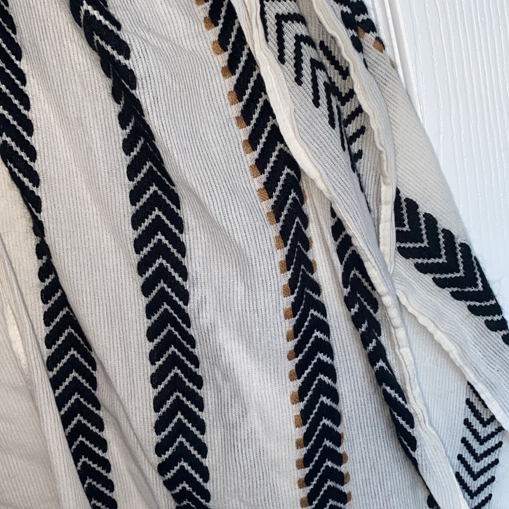Universal Thread Kimono - Picture 2 of 3